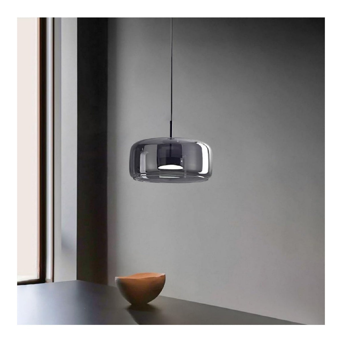Suspension Gris et Ambre a presence elegante et lumiere agreable 3000K
